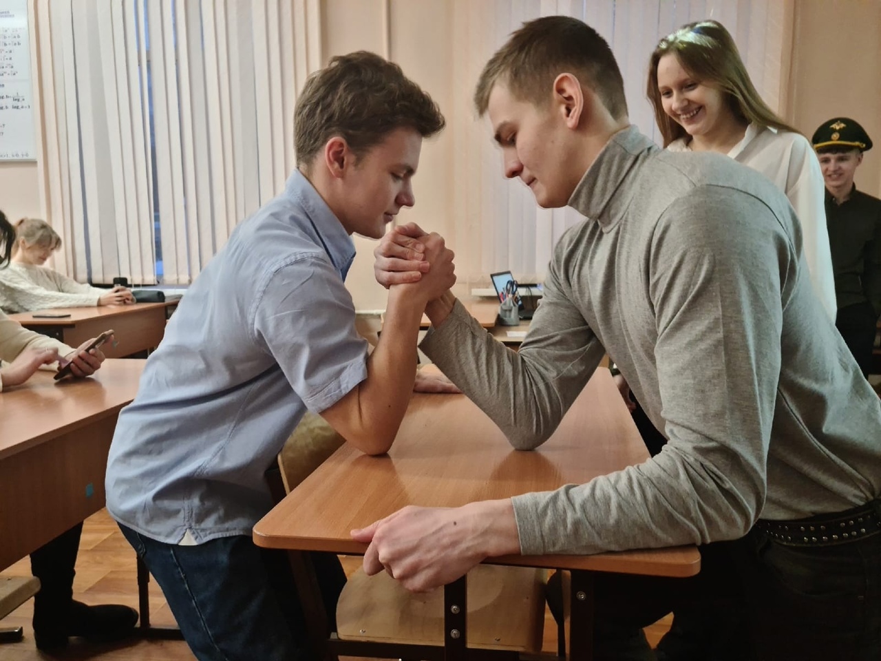 В преддверии Дня защитника Отечества наши учащиеся 9Б класса провели тематические мероприятия для каждой параллели..